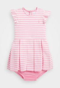 Vestito a righe rosa con maniche arricciate, gonna plissettata e body attaccato, caratterizzato da strisce orizzontali rosa chiaro e rosa scuro su tutta la superficie.