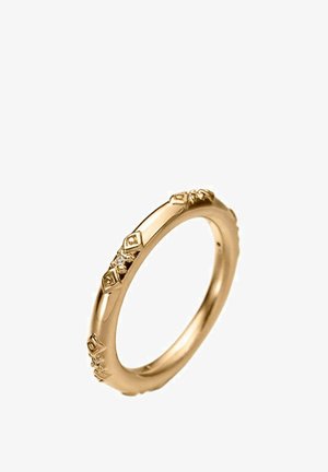 Anillo de oro con acentos geométricos y pequeños diamantes incrustados. Banda lisa con detalles texturizados a lo largo del borde exterior.
