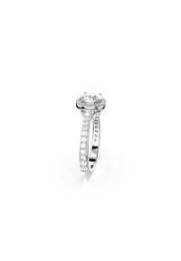 Silberring mit einem zentralen runden Diamanten, umgeben von kleineren Diamanten am Ringband, mit einer polierten Oberfläche und einem eleganten Design.