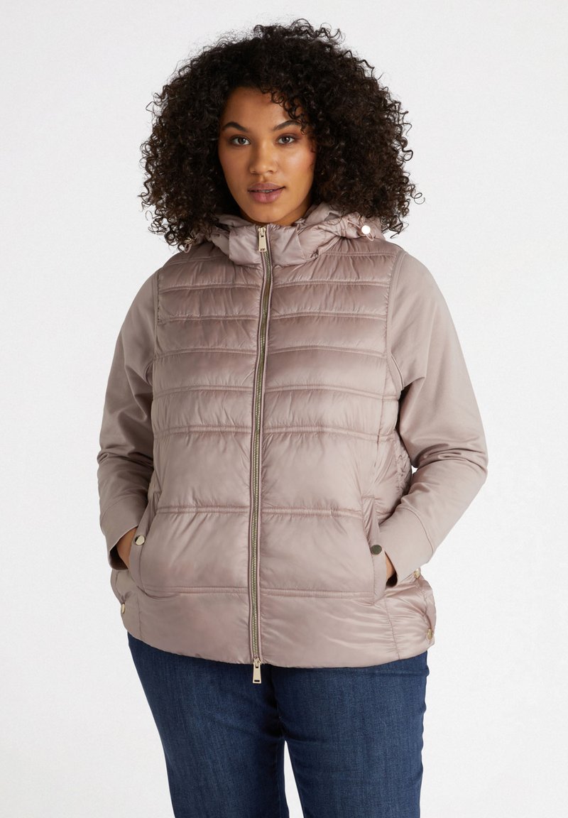 Vaaleanpunainen puhallettava takki, jossa on huppu, tikattu muotoilu, etunappi ja sivutaskut. Pehmeä pinta ja hieman kiiltävä viimeistely.