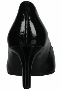 Černý lakovaný vysoký podpatek s špičatou špičkou a elegantním, lesklým povrchem. Obsahuje štíhlý stiletto podpatek a hladkou texturu.