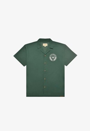 Camicia verde a maniche corte con bottoni e colletto, con logo circolare bianco sul petto a sinistra con la scritta "PAS DE MONACO 911 CLUB."