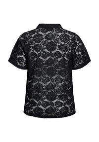 Camicia di pizzo nero con colletto, maniche corte e motivo floreale. Il tessuto testurizzato offre un aspetto trasparente con dettagli intricati.