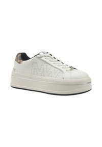 Białe sneakersy na platformie z perforowanymi detalami, srebrnymi akcentami i teksturowanym obcasem. Posiadają sznurówki i kontrastowe czarne wnętrze.