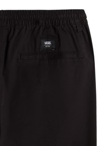 Pantalon noir à taille élastique avec une poche passepoilée au dos et un écusson logo Vans au-dessus de la poche, centré sur la ceinture.