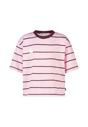 Lichtroze T-shirt met korte mouwen met horizontale donkerroze strepen, een witte ster op de linkerborst en de tekst "New York" op de rechterborst.