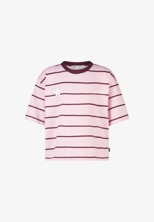Lichtroze T-shirt met korte mouwen met horizontale donkerroze strepen, een witte ster op de linkerborst en de tekst "New York" op de rechterborst.