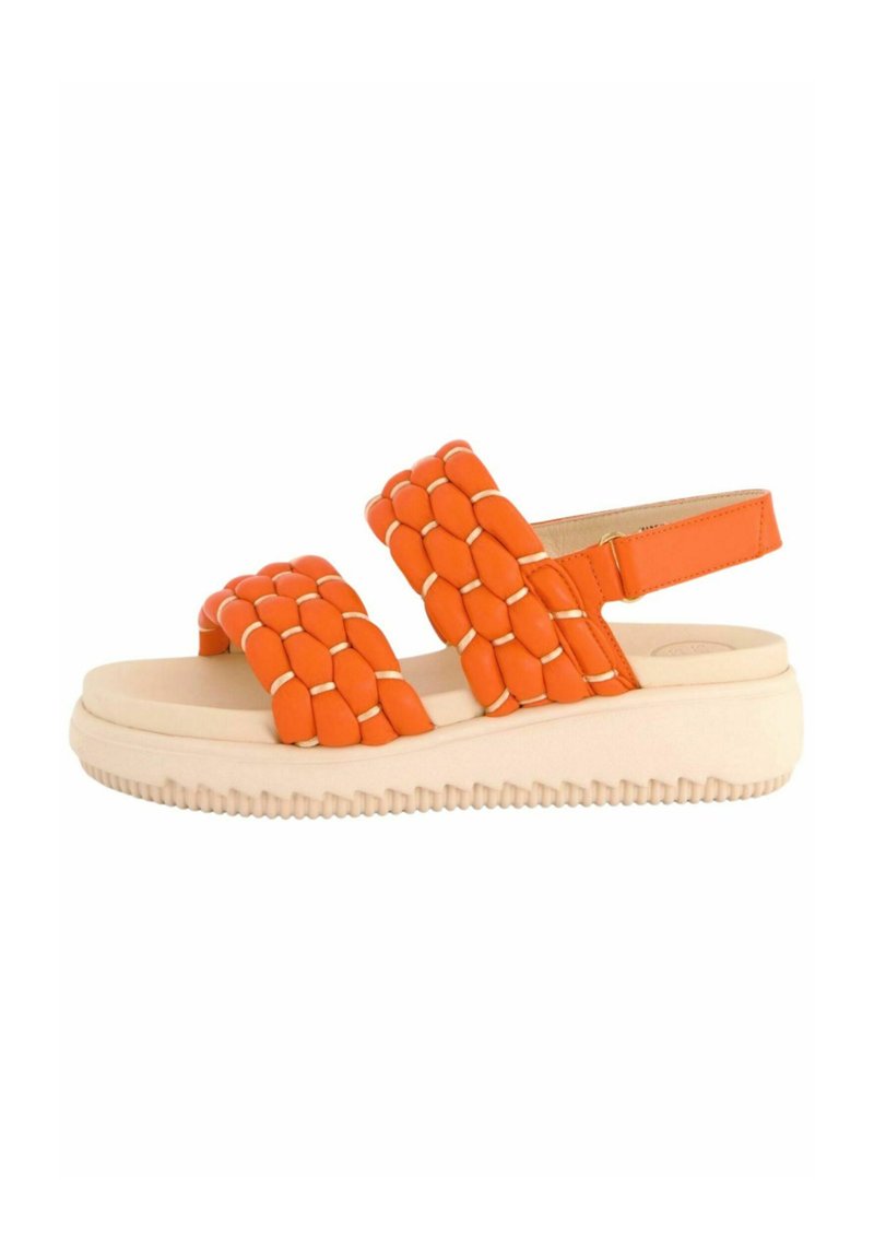 Pomarańczowe plecione sandały z dwoma paskami, wyściełaną wkładką i grubą, beżową podeszwą z teksturowanymi rowkami. Zawierają regulowany pasek na kostkę.