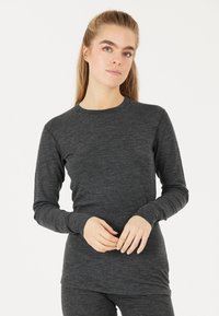 Dunkelgraues Langarmshirt aus strukturiertem Stoff, mit Rundhalsausschnitt und taillierter Passform, die eine schlichte Silhouette complementiert.