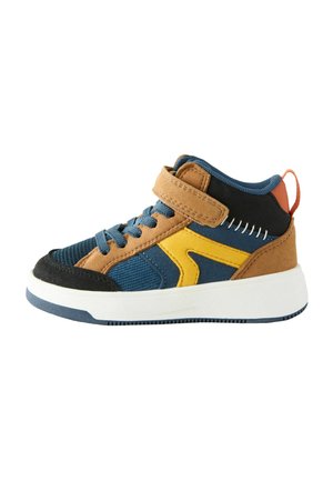 Baskets montantes en toile bleue avec des accents en suède marron, un détail de design jaune, un bout noir et une semelle en caoutchouc blanche, dotées d'une sangle Velcro.