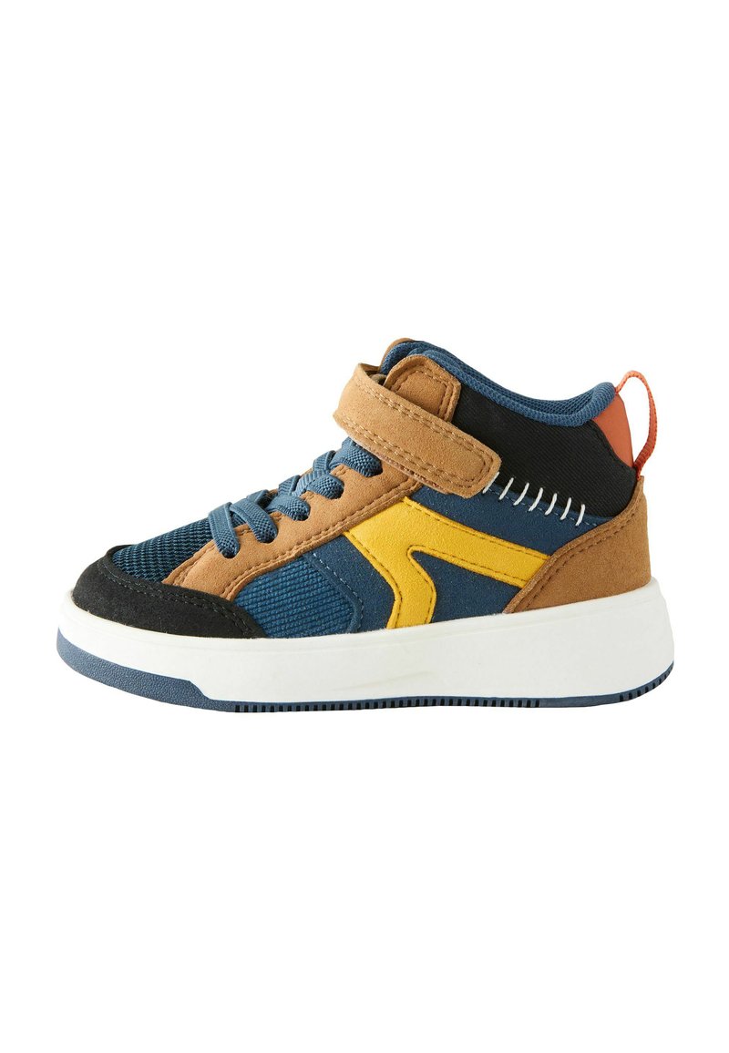 High-Top-Sneaker aus blauer Leinwand, mit braunen Wildlederakzenten, gelbem Designelement, schwarzem Zehenbereich und einer weißen Gummisohle sowie einem Klettverschluss.