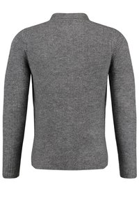 Szary sweter prążkowany z długimi rękawami, kołnierzem i teksturowanym wykończeniem. Widok z tyłu podkreśla wzór splotu i dopasowany krój.