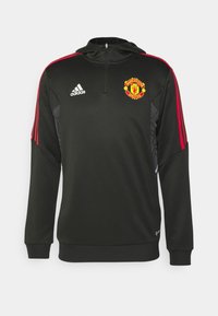 Sweat à capuche noir Adidas avec logo Manchester United, bandes rouges sur les manches et encolure à demi-fermeture éclair à l'avant. Texture lisse, coupe athlétique.
