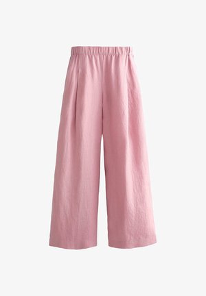 Széles szárú, magas derekú rózsaszín nadrág gumis derékrésszel, texturált anyagból, fehér háttér előtt bemutatva.