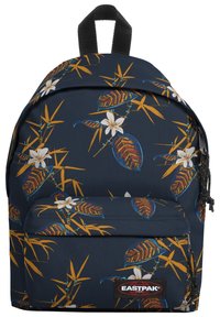 Marinfärgad ryggsäck med blommönster och löv i gult och vitt. Har en framficka med dragkedja och vadderade axelband för komfort.