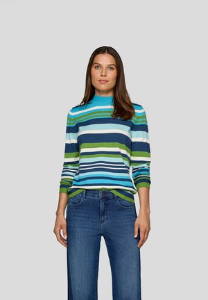 Blau-grün gestreifter Pullover mit hohem Kragen und langen Ärmeln, kombiniert mit dunkelblauen Jeans. Glatte Textur, lässige Passform und leuchtende Farben.