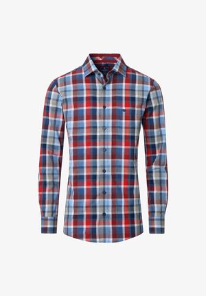Herreskjorte med lange ærmer og knapper i rød, blå, hvid og grå plaidmønster samt en brystlomme på hvid baggrund.