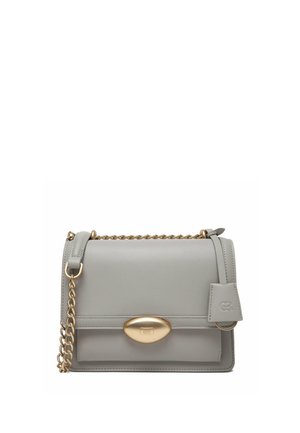 Bolso de hombro de cuero gris con cierre ovalado dorado, correa de cadena y cuero, y etiqueta de cuero adjunta con iniciales en relieve.