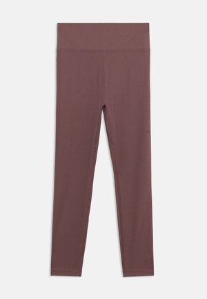 Donkere mauve sportleggings met een hoge tailleband, gladde textuur en minimale stikdetails. Gemaakt van een mix van nylon en spandex voor stretch.