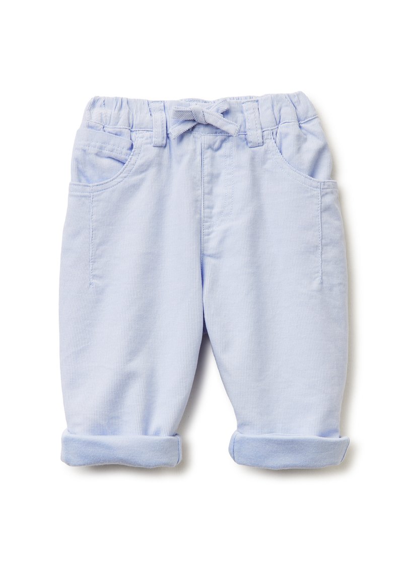 Lichtblauwe, katoenen broek met een elastische tailleband, voorzakken en opgerolde mouwen. Eenvoudig ontwerp met een strikdetail aan de voorkant.