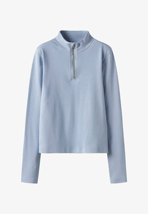 Svetlo modra pulover z dolgimi rokavi, visokim ovratnikom in zapiranjem na polovični zadrgi; rebrasta tekstura z ohlapnim krojem.