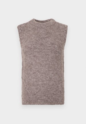 Barna, ujjatlan pulóver puha textúrával, magas nyakkal és kis díszgombokkal a vállán. Egyszerű és testhezálló kialakítás.