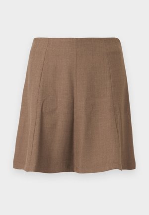 Jupe évasée marron longueur genou avec détails subtils de coutures verticales, présentée sur un fond gris clair uni.