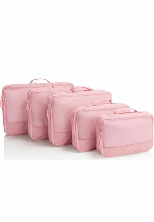 Conjunto de cinco cubos de embalaje rectangulares rosas, de tamaños variados, con asas y cremalleras dobles, dispuestos en fila sobre un fondo blanco.