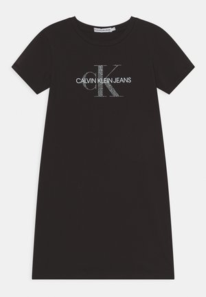 Vestito t-shirt nero a maniche corte Calvin Klein Jeans con grande logo "CK" e testo "Calvin Klein Jeans" bianco sul davanti.