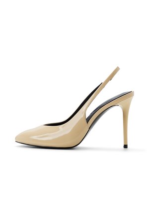 Beige laklæder højhælede slingback sko med spids tå og slank stiletthæl på hvid baggrund.