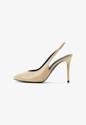 Beige laklæder højhælede slingback sko med spids tå og slank stiletthæl på hvid baggrund.