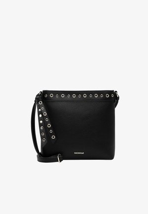 Sac bandoulière en cuir noir avec des œillets argentés sur le bord supérieur et la sangle, petit logo de marque argenté au centre devant.