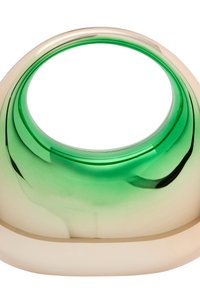 Genomskinlig grön och beige glasvase, rundad form, slät yta, har en cirkulär öppning med en gradvis färgövergång.