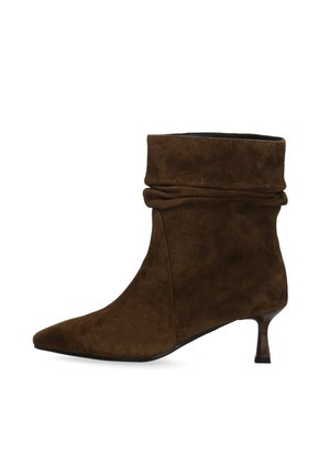 Brauner Wildleder-Stiefelette mit spitz zulaufender Spitze, lockerem Schaft und schmalem mittelhohem Absatz.