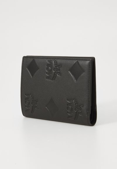 Portofel din piele neagră, cu modele în relief în formă de diamant și logo-ul MCM. Design compact, cu o textură netedă și închidere cu capac pliabil.