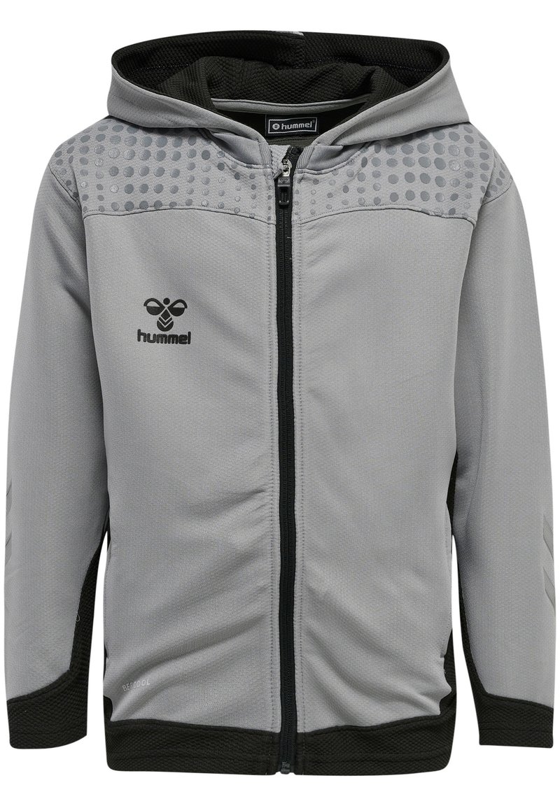 Felpa grigia con zip e accenti neri, presenta una texture a pois sulle spalle, foderatura in rete e il logo "hummel" sul petto.