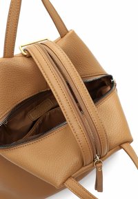 Tanninpruun nahkkäekott tekstuurse pinnaga, kahe lukuga sektsioonide ja kuldse tooniga riistvaraga. Lühikesed sangad ja avar sisu.