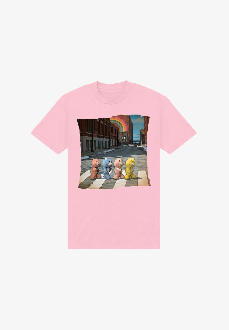 T-shirt di cotone rosa con grafica di quattro orsetti colorati che attraversano una strada striata sotto uno sfondo arcobaleno.
