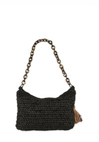 Bolso de hombro negro de tejido con un acabado texturizado, que presenta una correa de cadena de carey y un adorno de borlas en un lado.