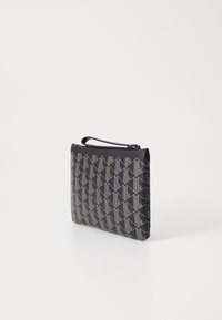 Sac à main noir avec un motif géométrique gris, texture lisse, fermeture zippée et bandoulière. Forme rectangulaire compacte.