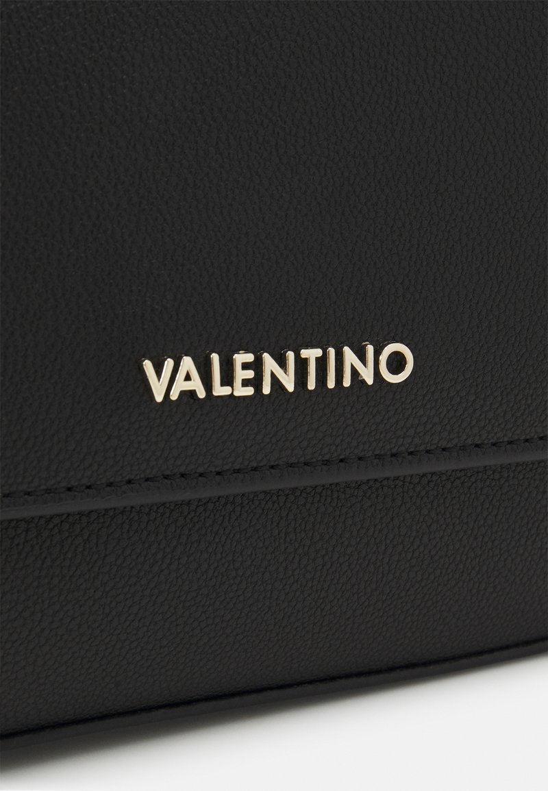 Borsa in pelle nera con finitura testurizzata e dettagli in oro embosso con logo "Valentino" sul fronte.