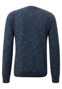 Niebieski dziergany sweter z długimi rękawami, okrągłym dekoltem i fakturowanym wzorem. Posiada lekko zwężany dół i ściągacze na rękawach.