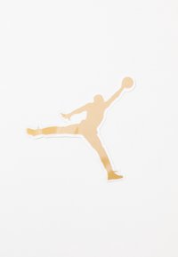 Silhouette d'un joueur de basketball sautant avec un bras tendu tenant un ballon et une jambe levée sur le côté sur un fond blanc.