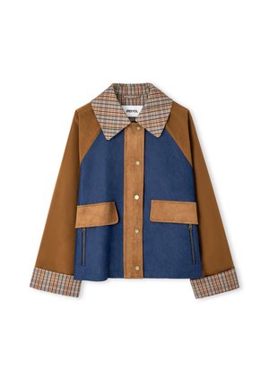 Károvaná bunda s límcem a manžetami, modrým předním dílem, hnědými rukávy, zapínáním na patentky, kapsami na zip a dvěma velkými předními klopami.