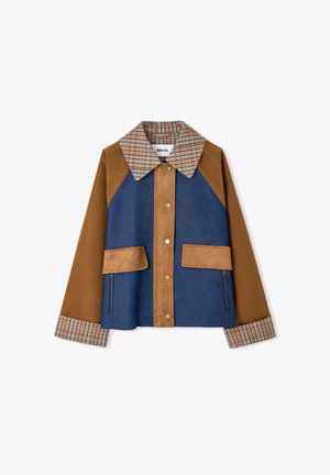 Hals- und Manschettenjacke mit Karomuster, blauem Vorderteil, braunen Ärmeln, Druckknöpfen, Reißverschlusstaschen und zwei großen Frontklappen.