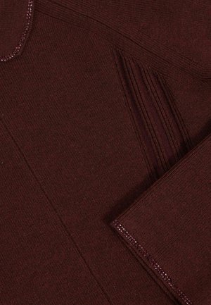 Bordo adīts audums ar gludu tekstūru. Tam ir akcentēta kapara apmale gar šuvēm un paralēlie šuvju detalizējumi.