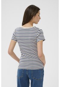 Camiseta a rayas en azul y crema, con mangas cortas y cuello redondeado. La tela parece suave con una textura acanalada.
