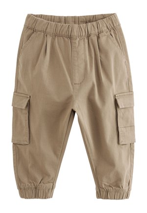 Pantalon cargo beige pour tout-petit avec ceinture élastique, poches à rabat latérales, poches avant latérales et poignets élastiques aux chevilles.