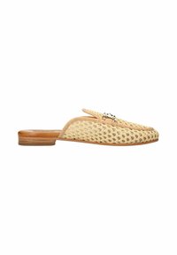 Geweven stro mules in lichtbeige met een ronde neus, leren afwerking en een kleine hak, voorzien van een decoratief detail van zilverkleurige hardware.