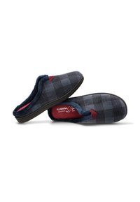Zapatilla de cuadros en azul oscuro con detalles rojos, con un suave forro de piel sintética y suela flexible, diseñada para la comodidad y uso en interiores.